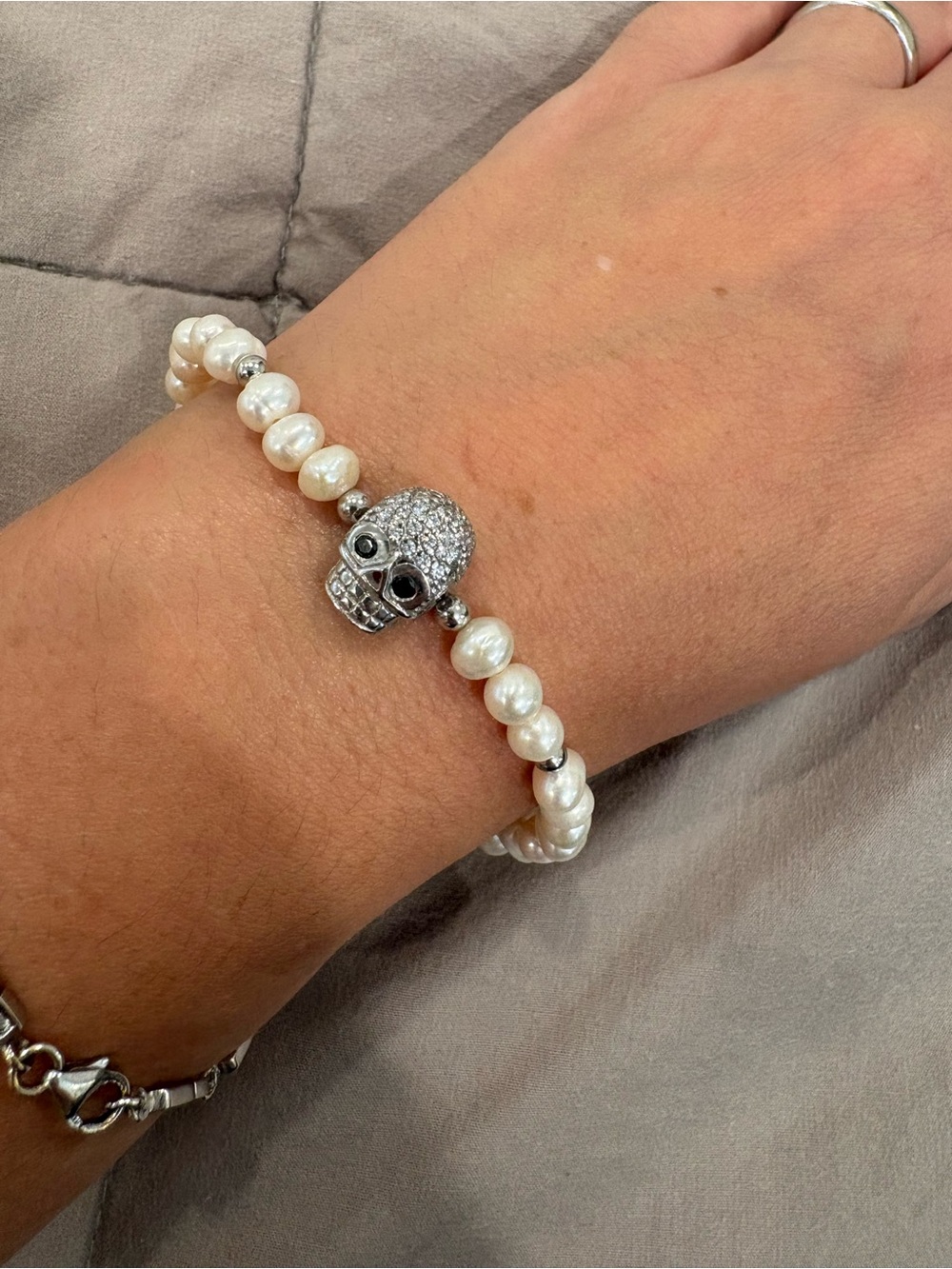 Pearl bracelet with skull